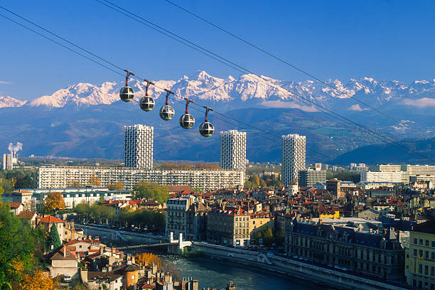 Panorama de la ville de Grenoble avec ses fameux "oeufs"