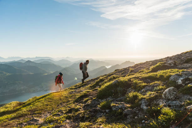 Personnes en train de monter une cote à la montagne