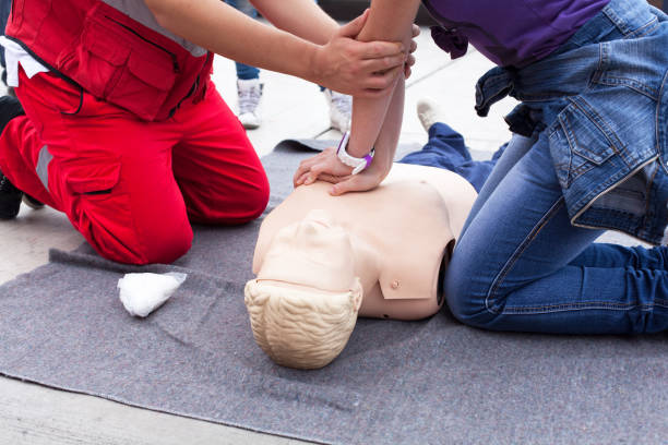 Entrainement au massage cardiaque sur un mannequin de secourisme