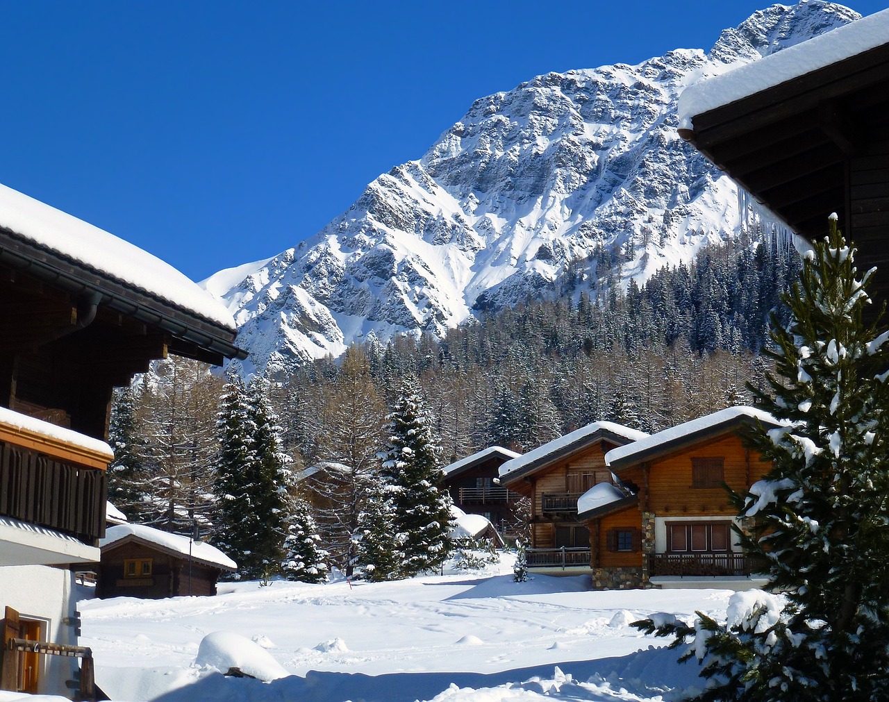 chalets enneigés à la montagne sous un ciel bleu